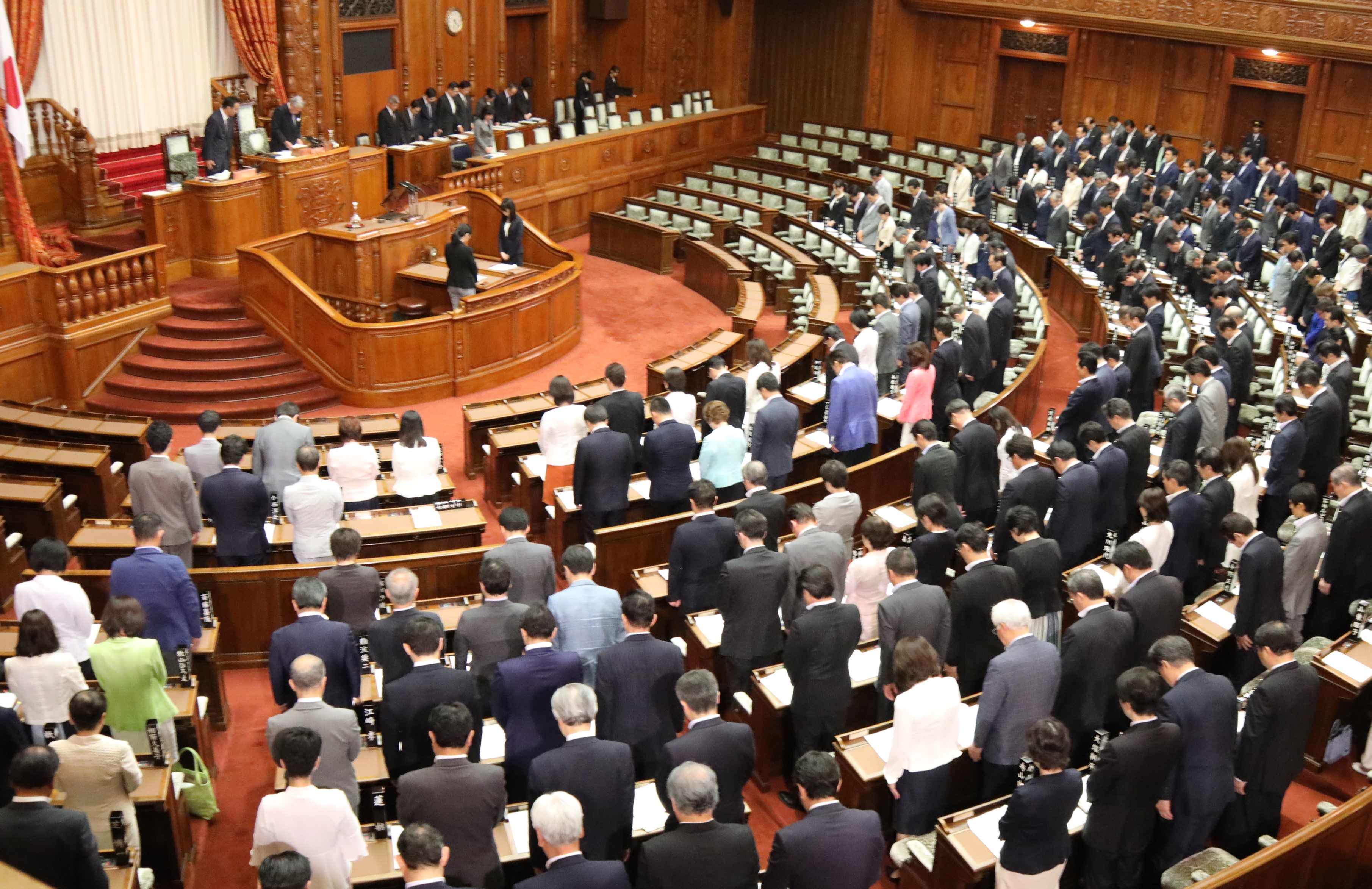 冒頭、西日本を中心とする豪雨災害による犠牲者のご冥福を祈り黙とうを捧げました