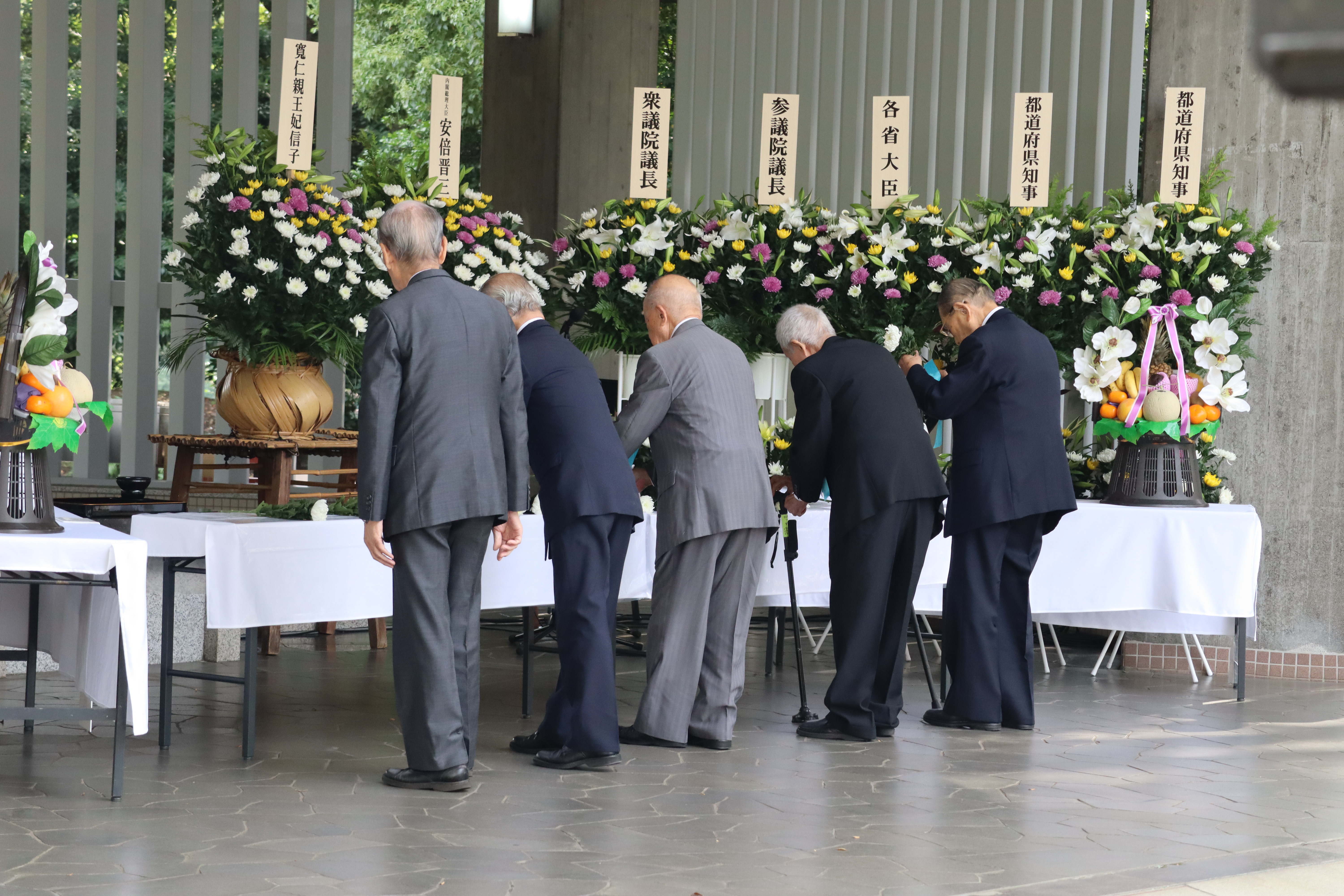 フィリピン、ラバウル、パラオ、など各地戦友会による献花も行われた