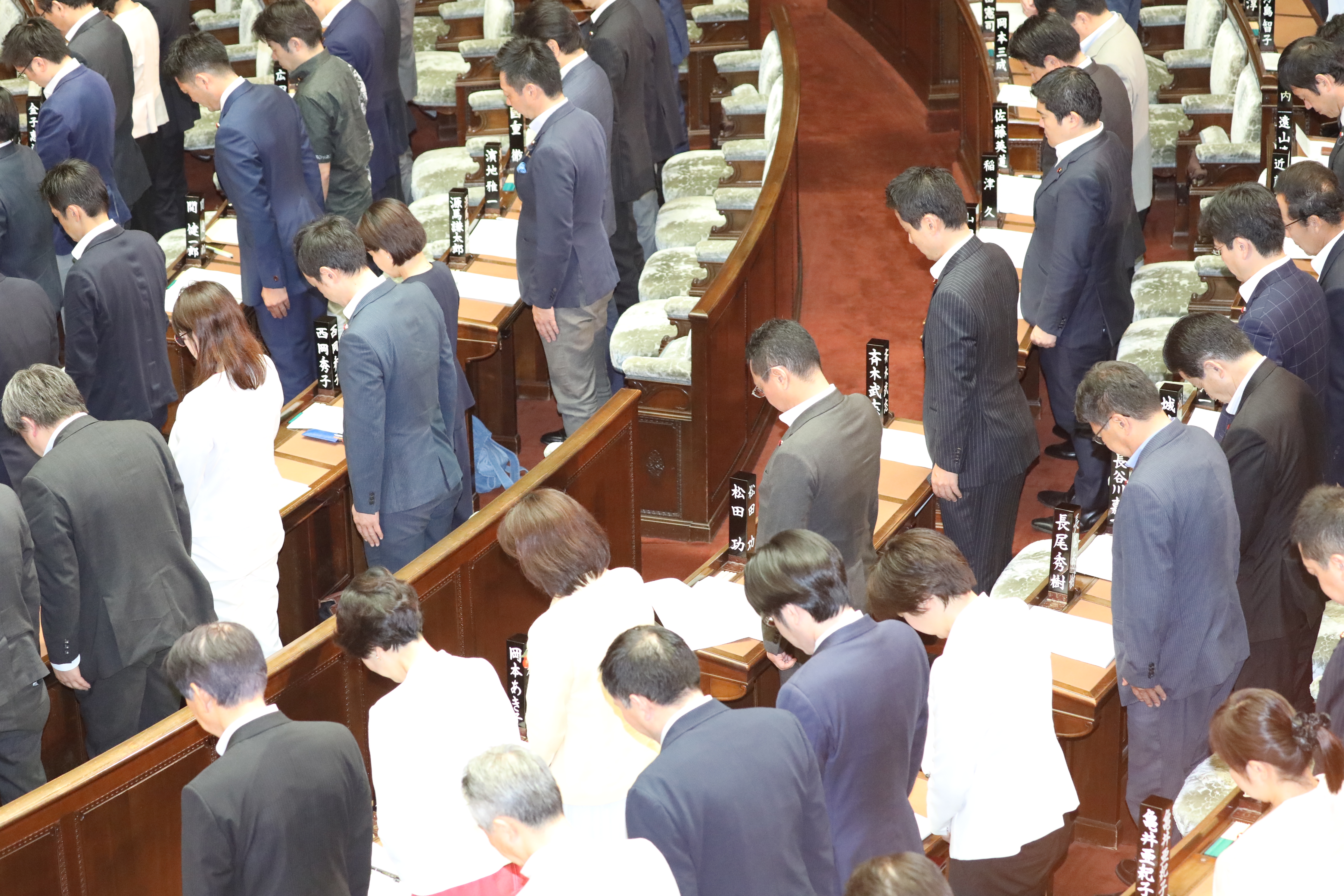 黙とうを捧げる党所属議員ら