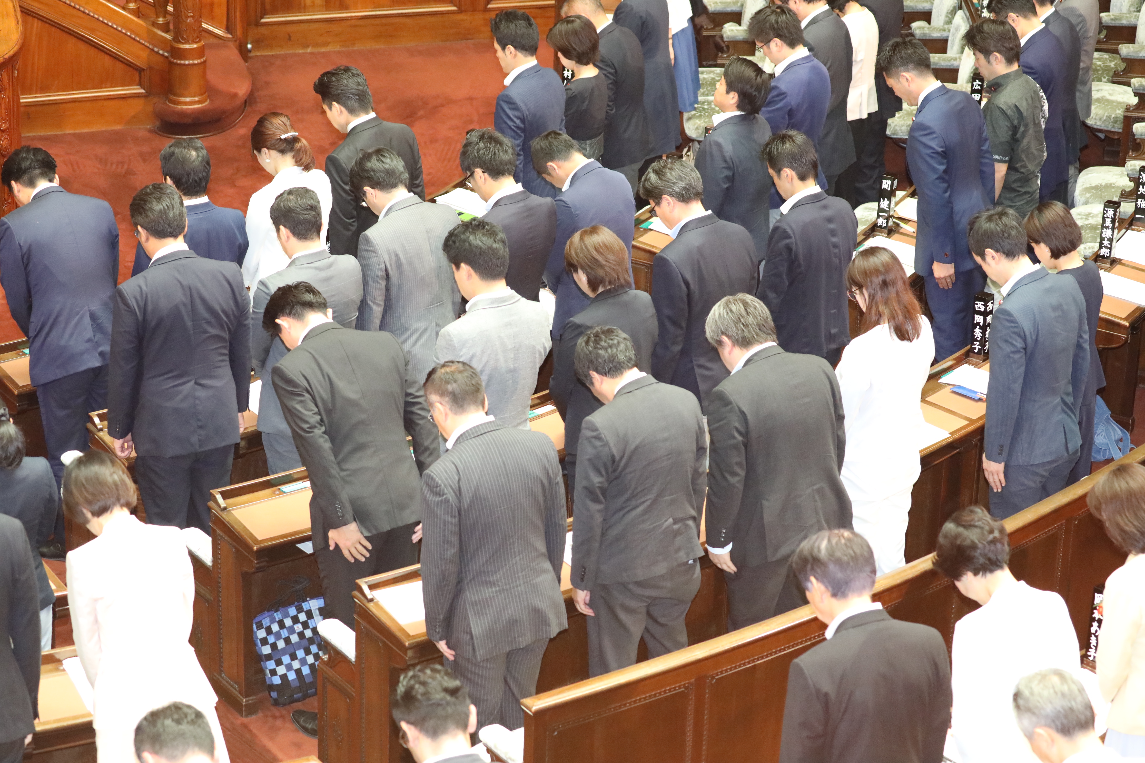 黙とうを捧げる党所属議員ら