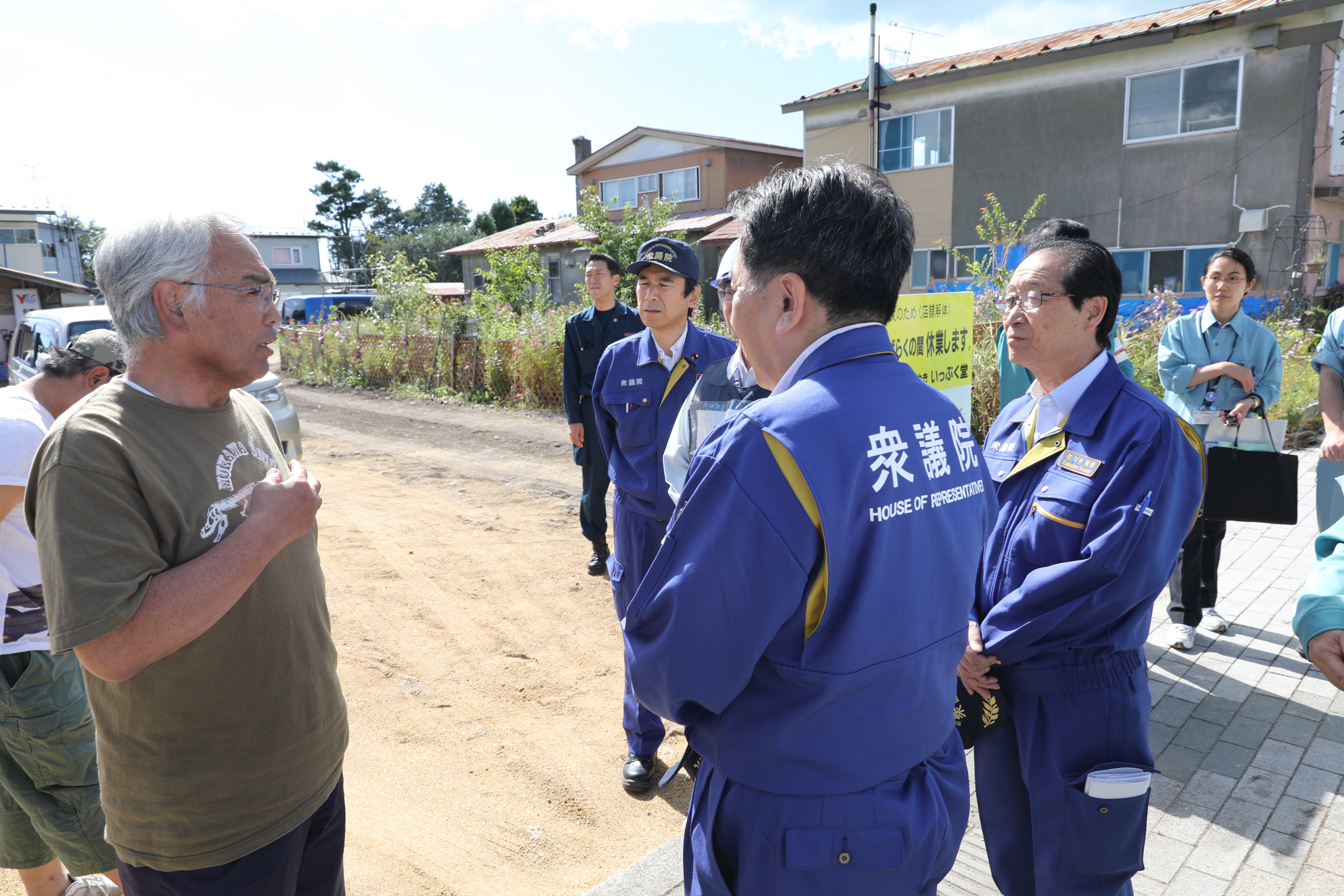 新聞配達所だったところで話を聞く枝野代表ら