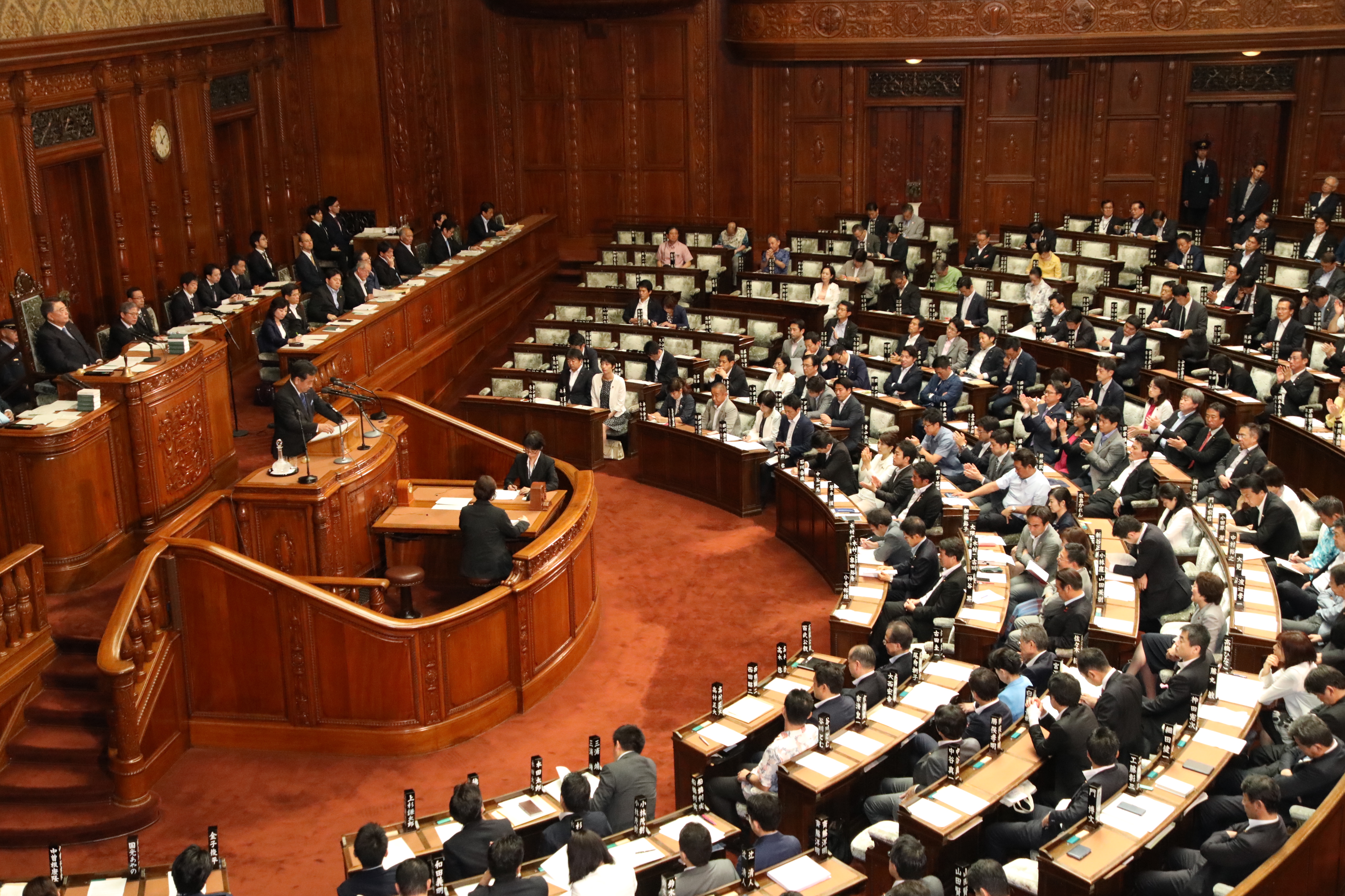 枝野代表の趣旨弁明に拍手をおくる所属議員ら