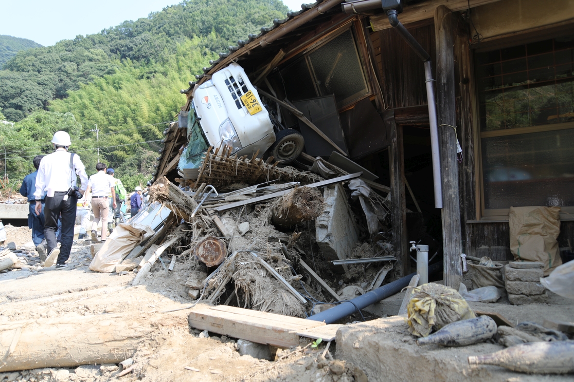 吉田浄水場のすぐ下流、民家と車が土砂により潰れている