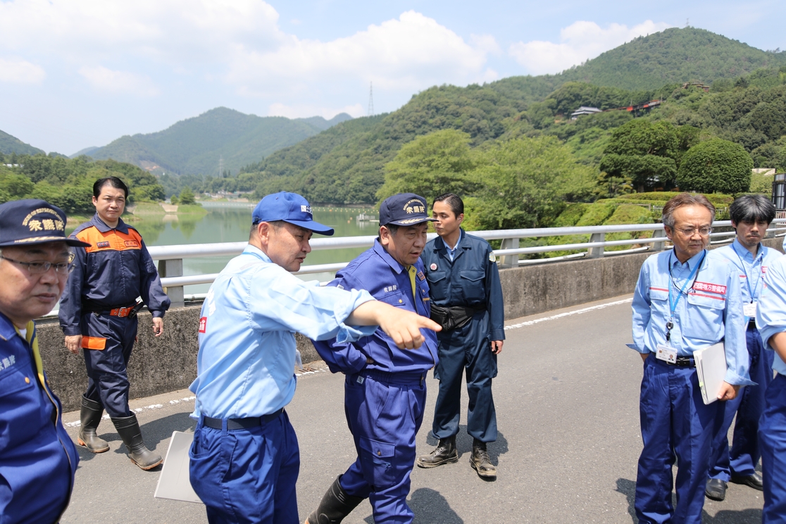 野村ダムを実査に視察する枝野代表ら