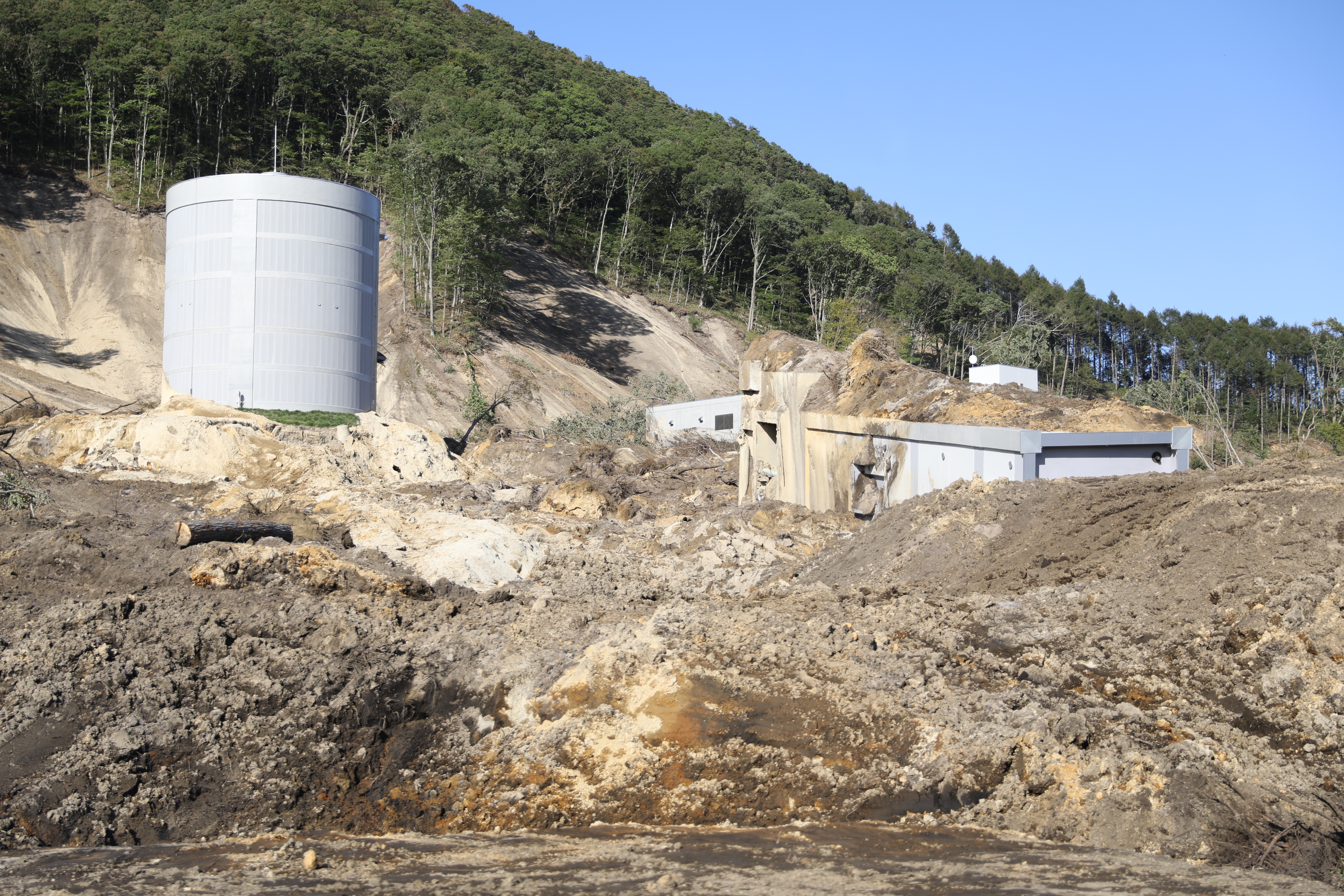 土砂に埋もれる富里浄水場