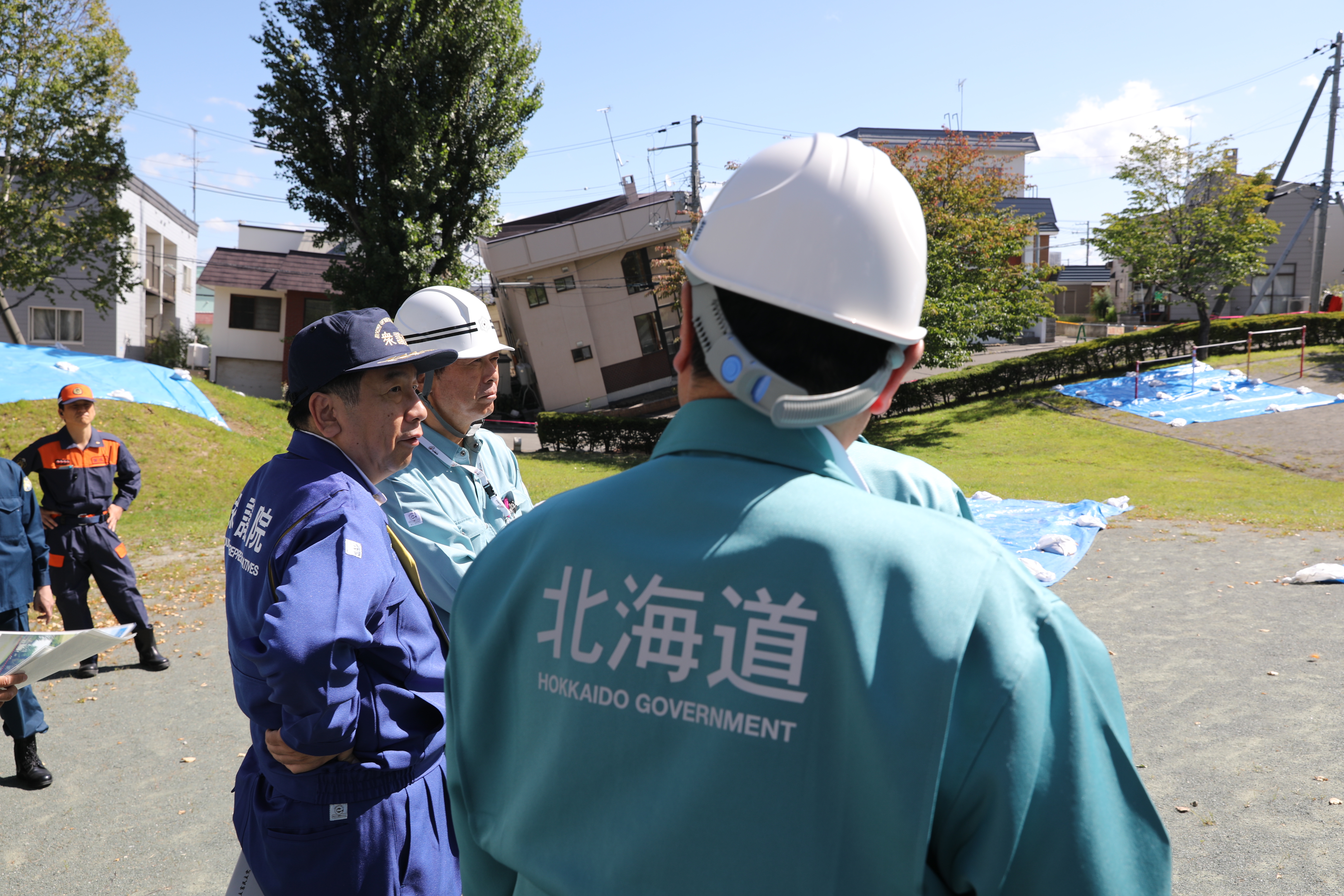 液状化で中央が谷のようになってしまった公園