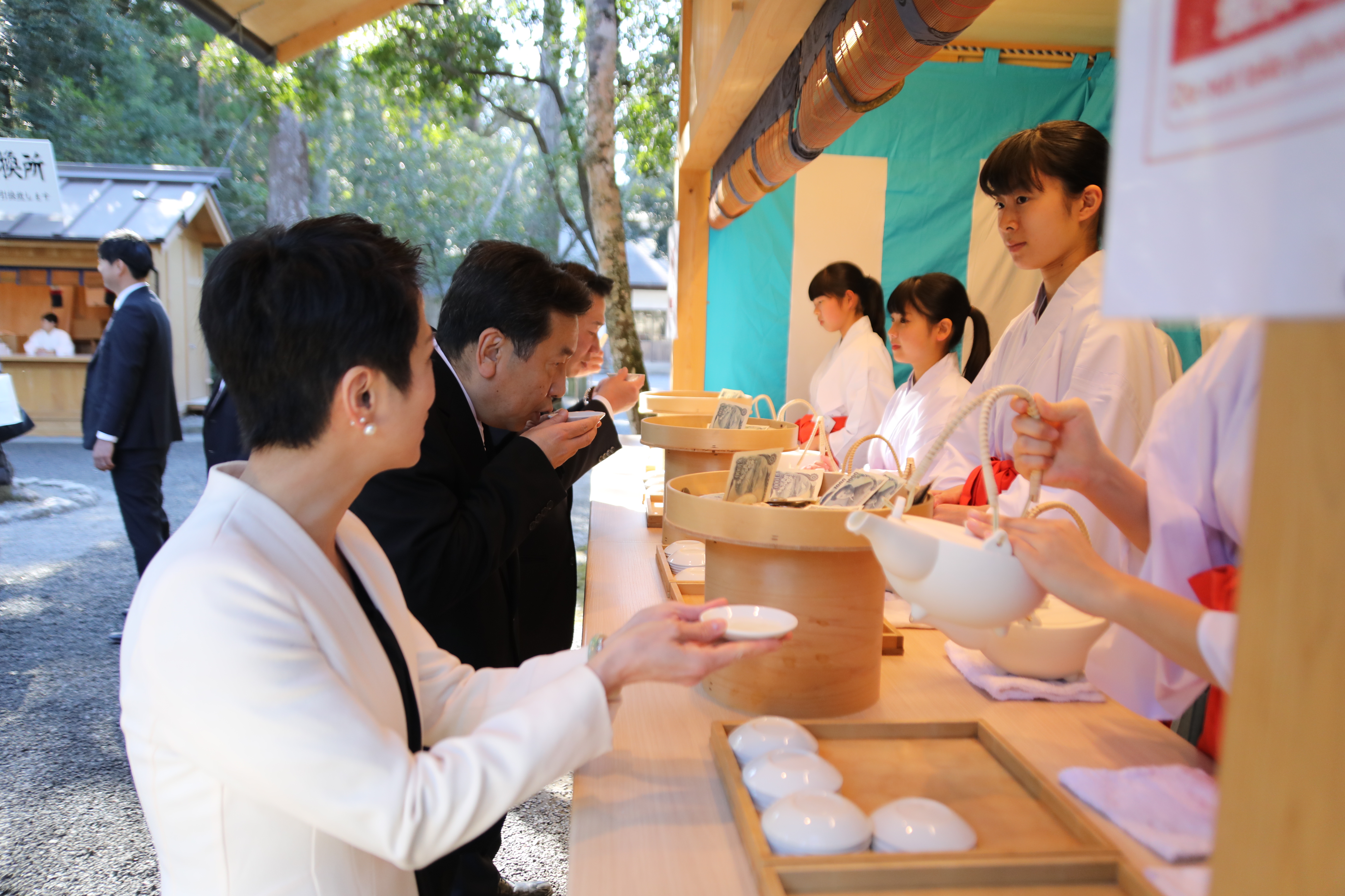 皇大神宮（内宮）でお神酒をいただく枝野代表ら